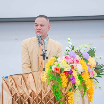รองศาสตราจารย์ ดร.ประกาศิต อานุภาพแสนยากร รักษาราชการแทนอธิการบดี มอบหมายให้ ดร. เจษฎา ชาตรี รองอธิการบดี เป็นประธานในพิธีเปิด “โครงการมอบเสื้อกาวน์ของนักศึกษาสาขาวิชาสาธารณสุขชุมชน ชั้นปีที่ 2 ปีการศึกษา 2566