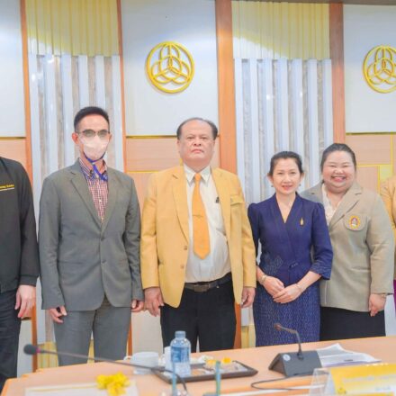 รองศาสตราจารย์ ดร.ประกาศิต อานุภาพแสนยากร รักษาราชการแทนอธิการบดี พร้อมคณะผู้บริหาร บุคลากร เข้ารับฟังผลการประเมินตามเกณฑ์การประเมินคุณภาพการศึกษาภายใน ระดับสถาบัน มหาวิทยาลัยราชภัฏศรีสะเกษ ประจำปีการศึกษา 2565