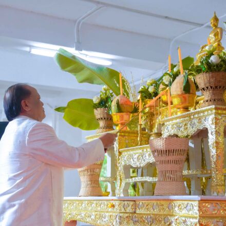 รองศาสตราจารย์ ดร.ประกาศิต อานุภาพแสนยากร รักษาราชการแทนอธิการบดีมหาวิทยาลัยราชภัฏศรีสะเกษ เป็นประธานในการทำบุญตักบาตรคณะมนุษยศาสตร์และสังคมศาสตร์